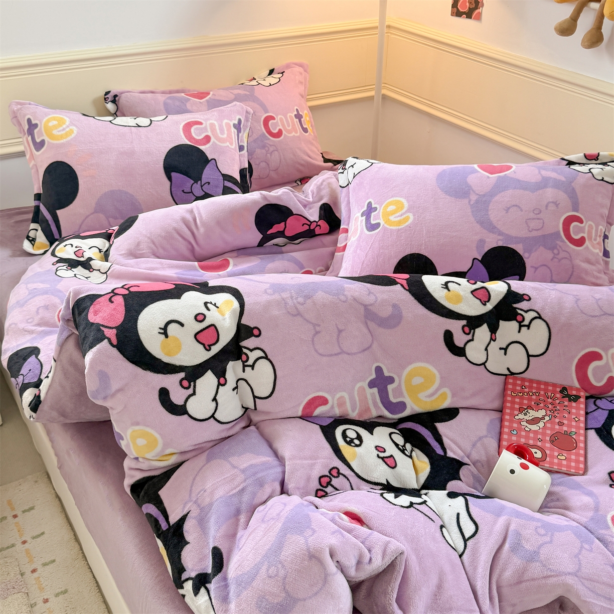 91家纺网 家纺一手货源 找家纺 艾特你 2025新款小清新高克重加厚牛奶绒印花四件套--风格二小窝图 库米洛