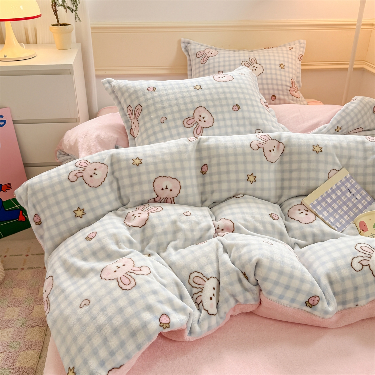 艾特你 2025新款小清新高克重加厚牛奶绒印花四件套--风格二小窝图 蓝格兔兔