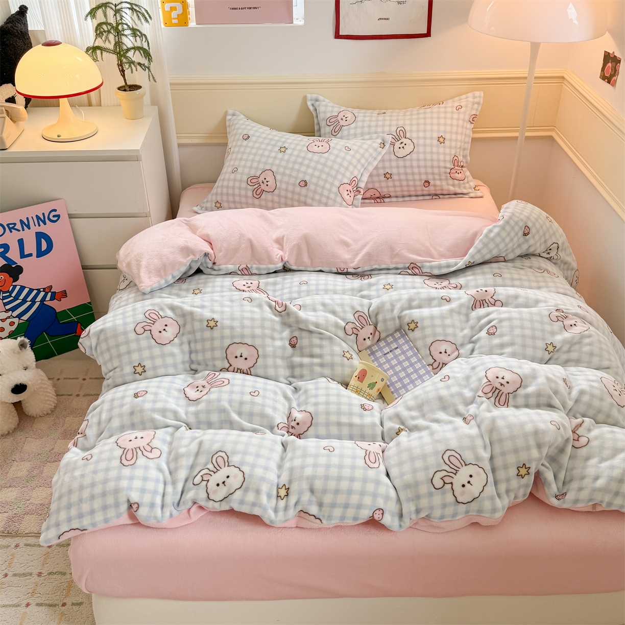 91家纺网 家纺一手货源 找家纺 艾特你 2025新款小清新高克重加厚牛奶绒印花四件套--风格二小窝图 蓝格兔兔