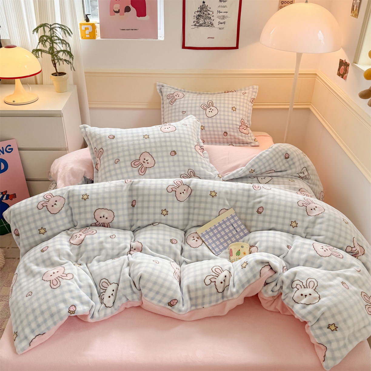 91家纺网 家纺一手货源 找家纺 艾特你 2025新款小清新高克重加厚牛奶绒印花四件套--风格二小窝图 蓝格兔兔