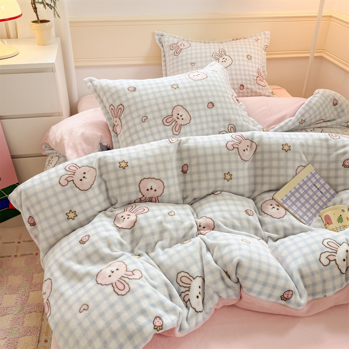 91家纺网 家纺一手货源 找家纺 艾特你 2025新款小清新高克重加厚牛奶绒印花四件套--风格二小窝图 蓝格兔兔