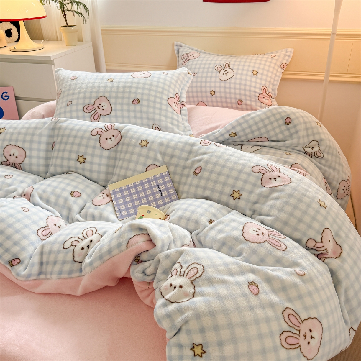91家纺网 家纺一手货源 找家纺 艾特你 2025新款小清新高克重加厚牛奶绒印花四件套--风格二小窝图 蓝格兔兔