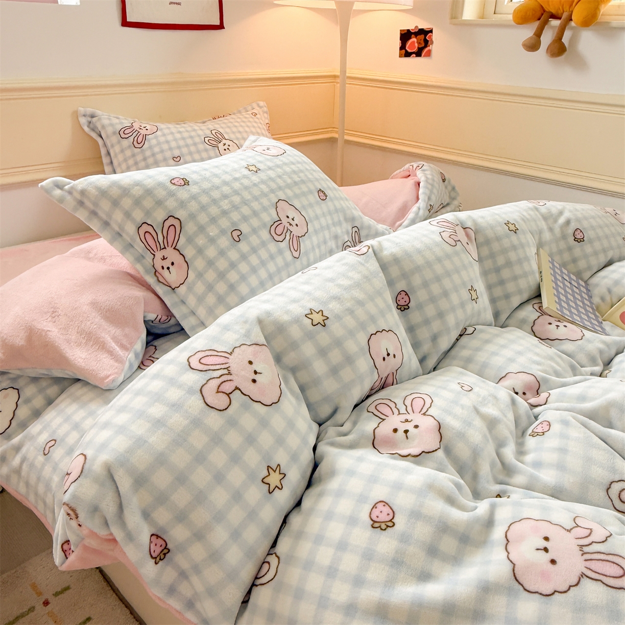 91家纺网 家纺一手货源 找家纺 艾特你 2025新款小清新高克重加厚牛奶绒印花四件套--风格二小窝图 蓝格兔兔