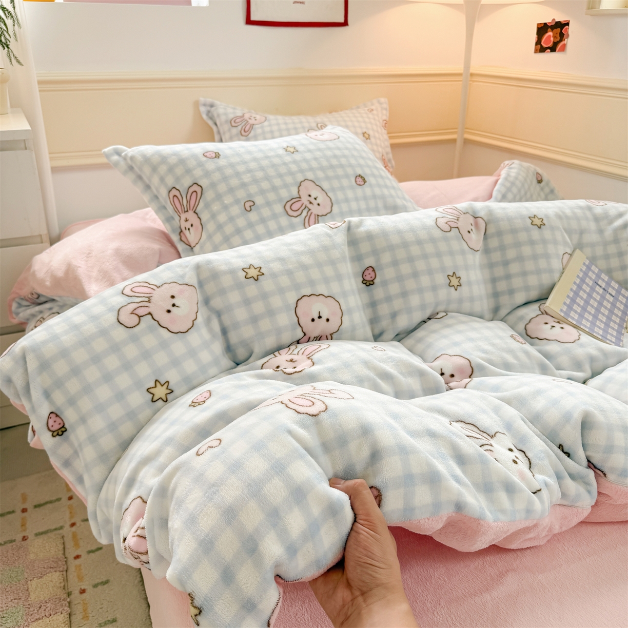 91家纺网 家纺一手货源 找家纺 艾特你 2025新款小清新高克重加厚牛奶绒印花四件套--风格二小窝图 蓝格兔兔