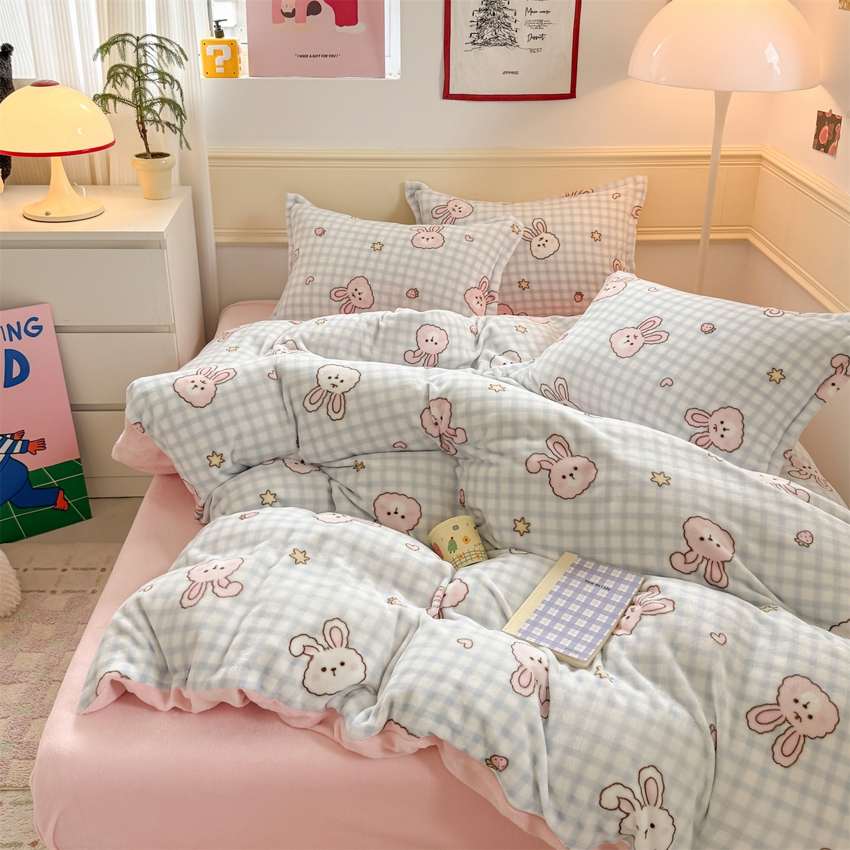 91家纺网 家纺一手货源 找家纺 艾特你 2025新款小清新高克重加厚牛奶绒印花四件套--风格二小窝图 蓝格兔兔