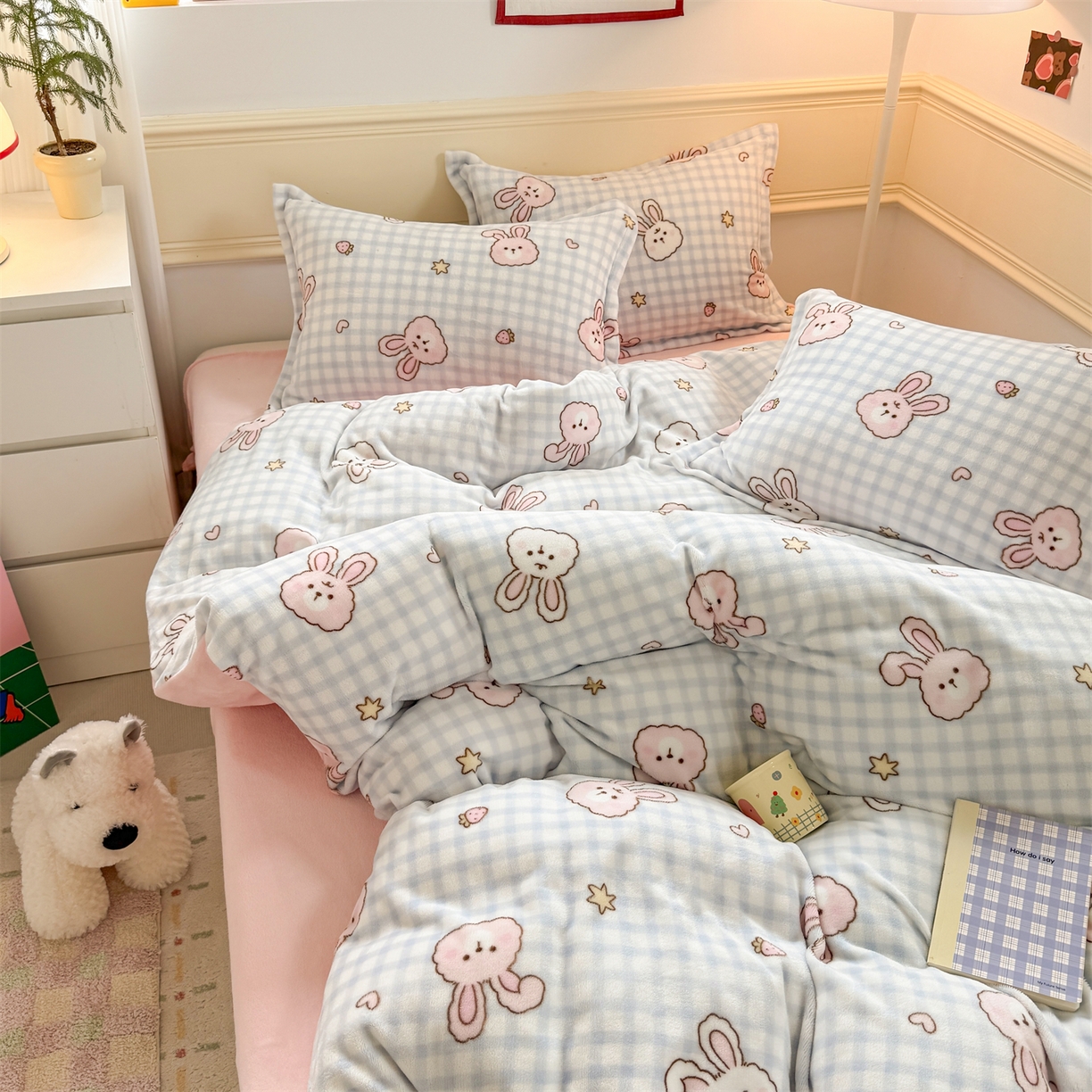 91家纺网 家纺一手货源 找家纺 艾特你 2025新款小清新高克重加厚牛奶绒印花四件套--风格二小窝图 蓝格兔兔