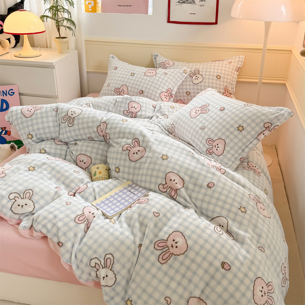 91家纺网 家纺一手货源 找家纺 艾特你 2025新款小清新高克重加厚牛奶绒印花四件套--风格二小窝图 蓝格兔兔