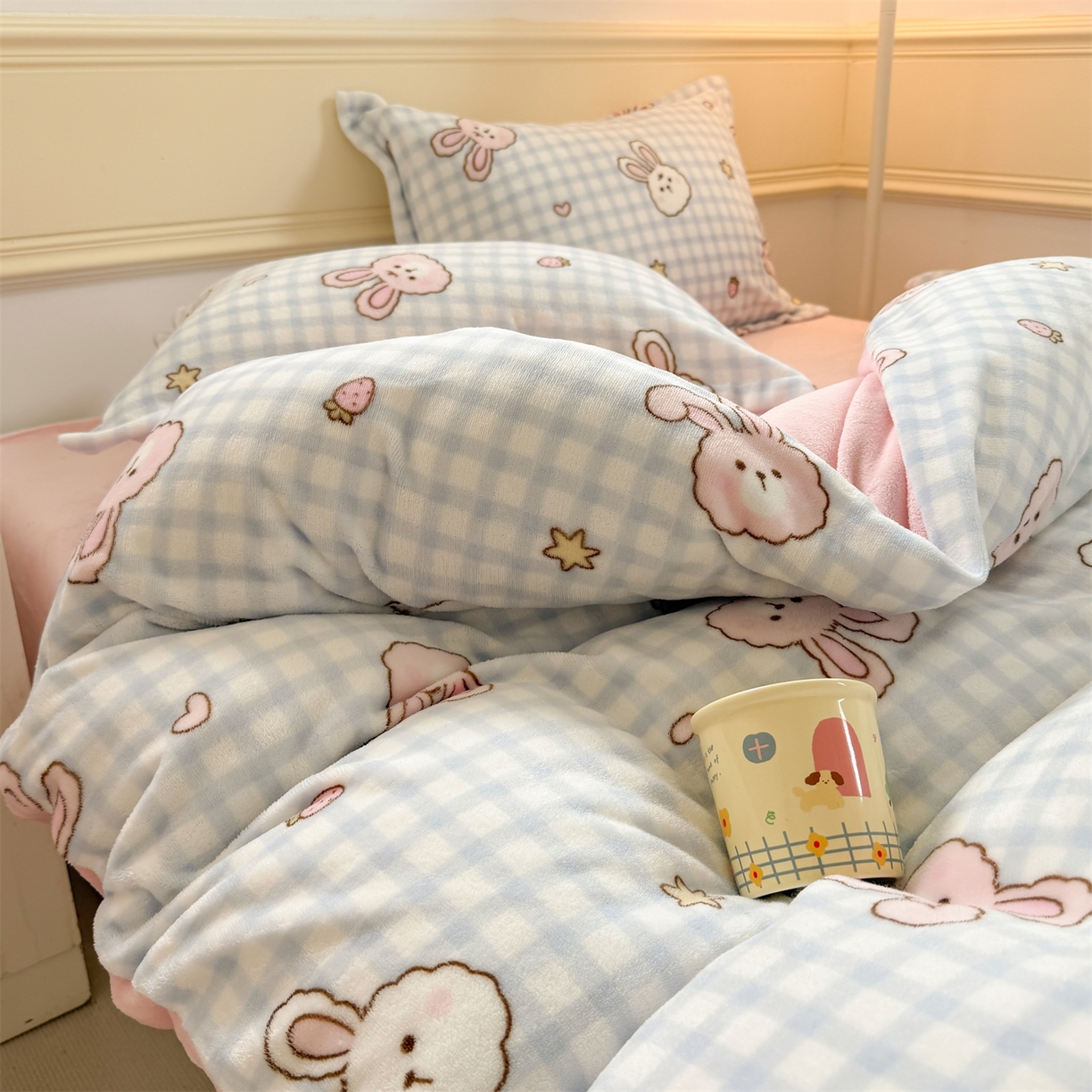 91家纺网 家纺一手货源 找家纺 艾特你 2025新款小清新高克重加厚牛奶绒印花四件套--风格二小窝图 蓝格兔兔