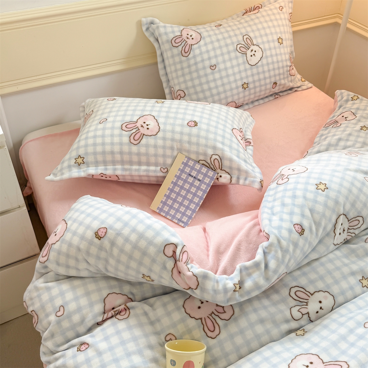 91家纺网 家纺一手货源 找家纺 艾特你 2025新款小清新高克重加厚牛奶绒印花四件套--风格二小窝图 蓝格兔兔