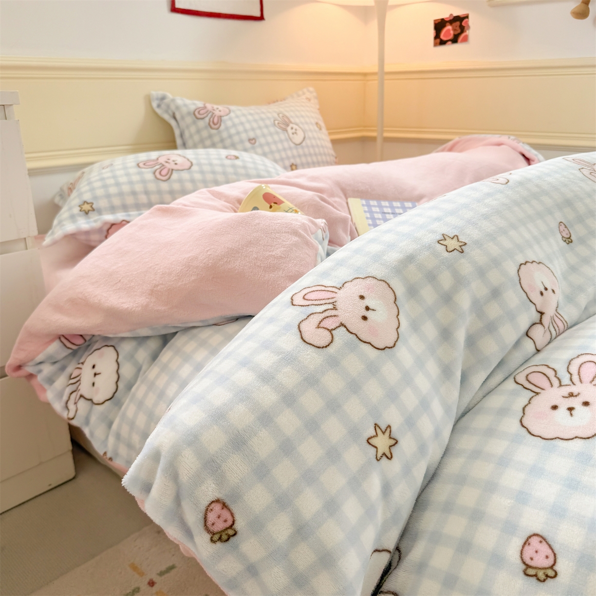 91家纺网 家纺一手货源 找家纺 艾特你 2025新款小清新高克重加厚牛奶绒印花四件套--风格二小窝图 蓝格兔兔