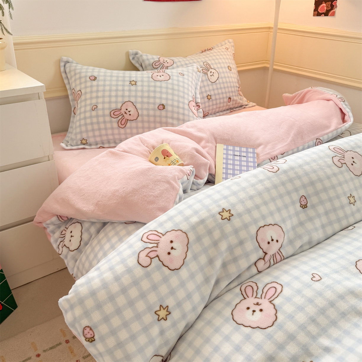 91家纺网 家纺一手货源 找家纺 艾特你 2025新款小清新高克重加厚牛奶绒印花四件套--风格二小窝图 蓝格兔兔