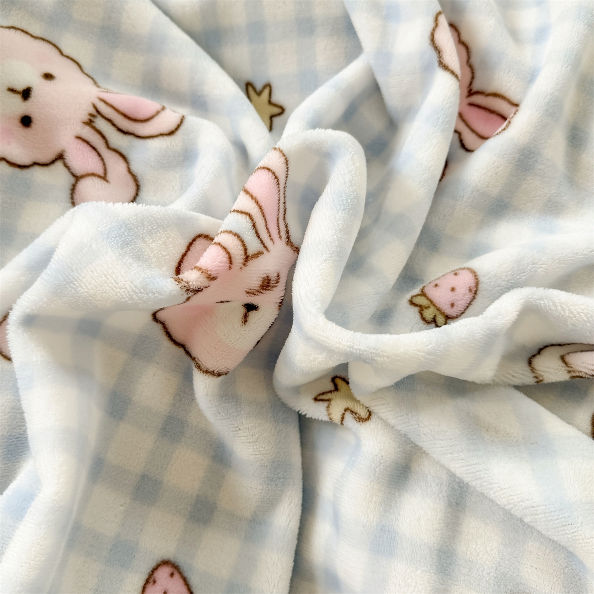 91家纺网 家纺一手货源 找家纺 艾特你 2025新款小清新高克重加厚牛奶绒印花四件套--风格二小窝图 蓝格兔兔