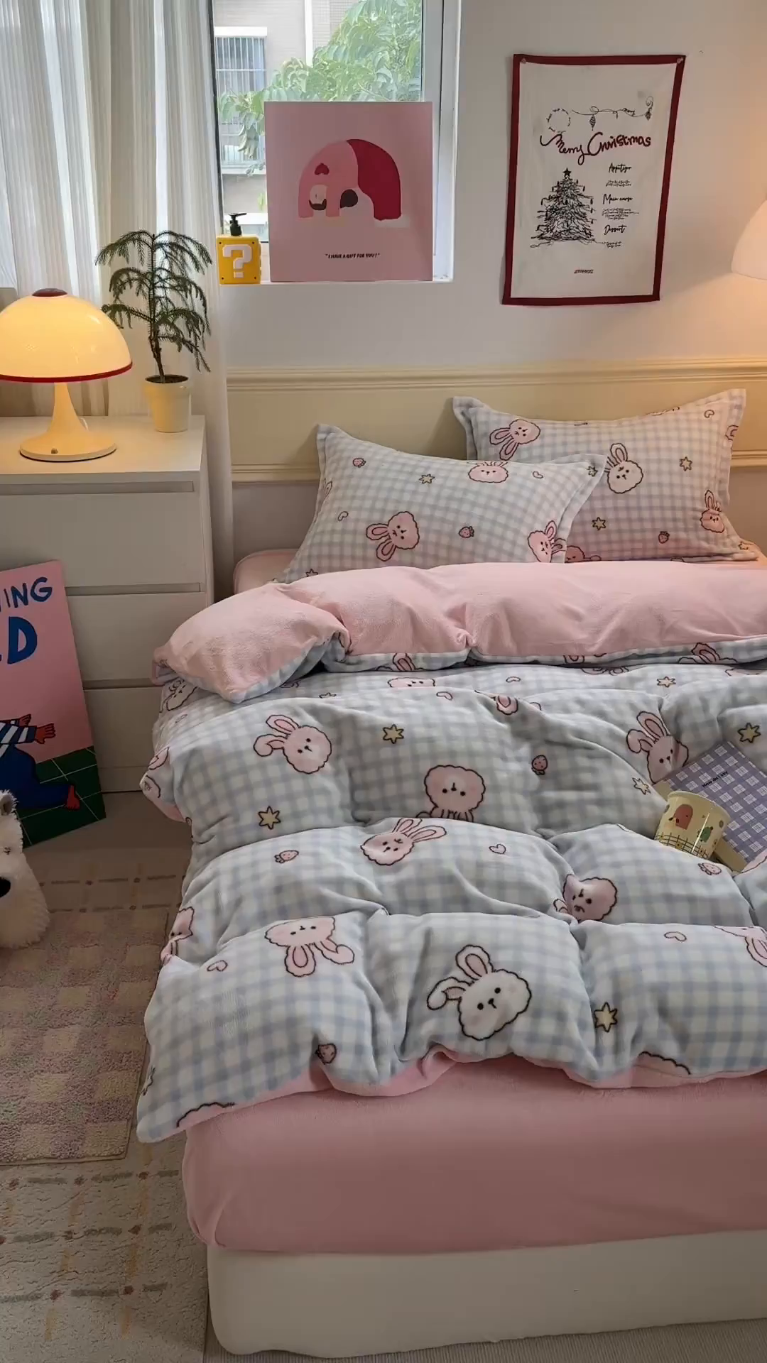 91家纺网 家纺一手货源 找家纺 艾特你 2025新款小清新高克重加厚牛奶绒印花四件套--风格二小窝图 蓝格兔兔