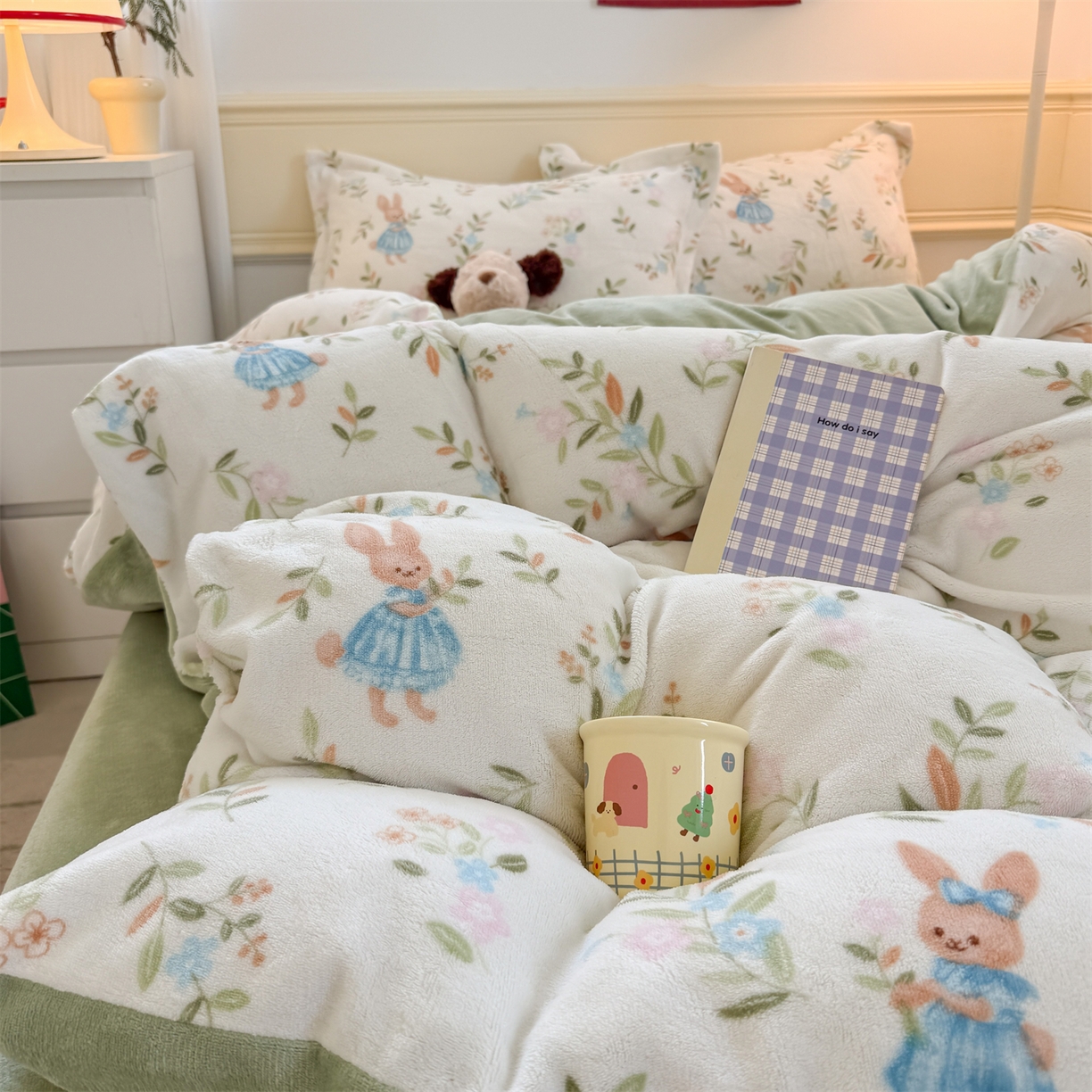 91家纺网 家纺一手货源 找家纺 艾特你 2025新款小清新高克重加厚牛奶绒印花四件套--风格二小窝图 秘密花园