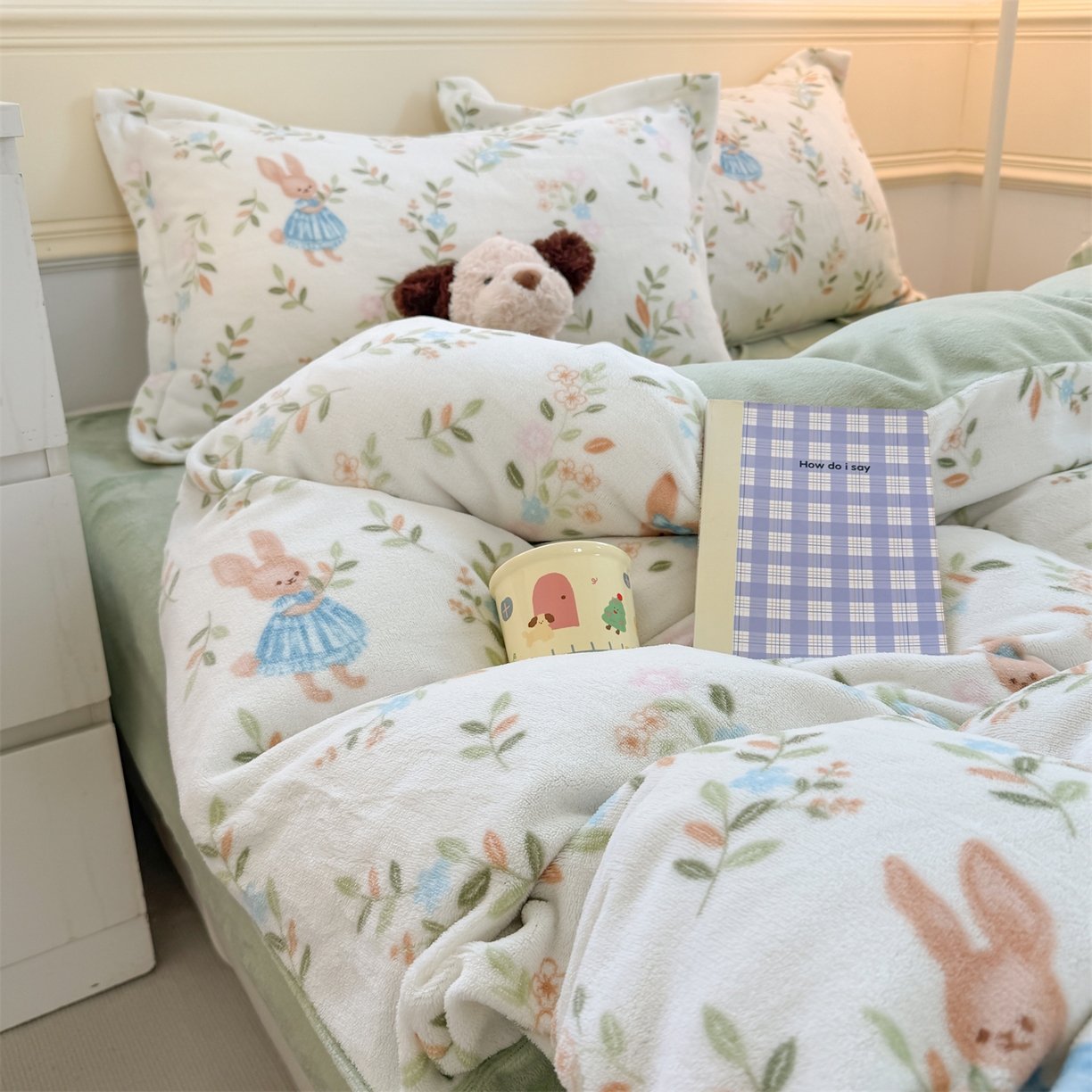 91家纺网 家纺一手货源 找家纺 艾特你 2025新款小清新高克重加厚牛奶绒印花四件套--风格二小窝图 秘密花园