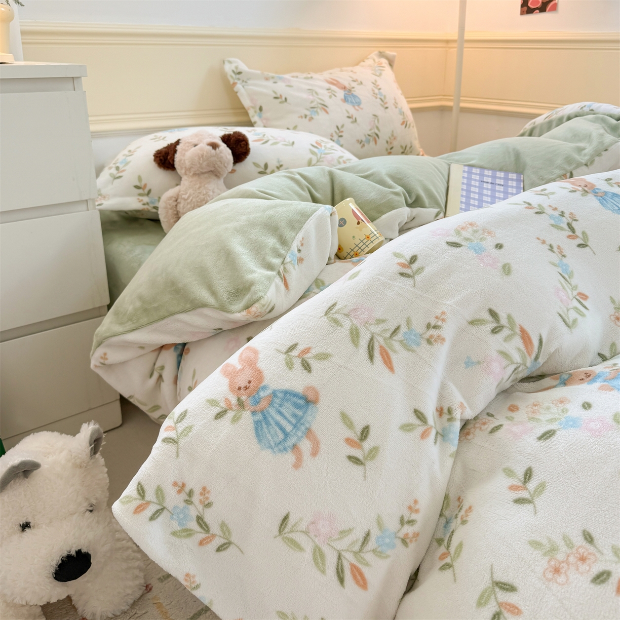 91家纺网 家纺一手货源 找家纺 艾特你 2025新款小清新高克重加厚牛奶绒印花四件套--风格二小窝图 秘密花园