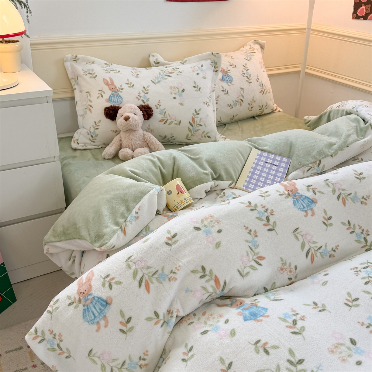 91家纺网 家纺一手货源 找家纺 艾特你 2025新款小清新高克重加厚牛奶绒印花四件套--风格二小窝图 秘密花园