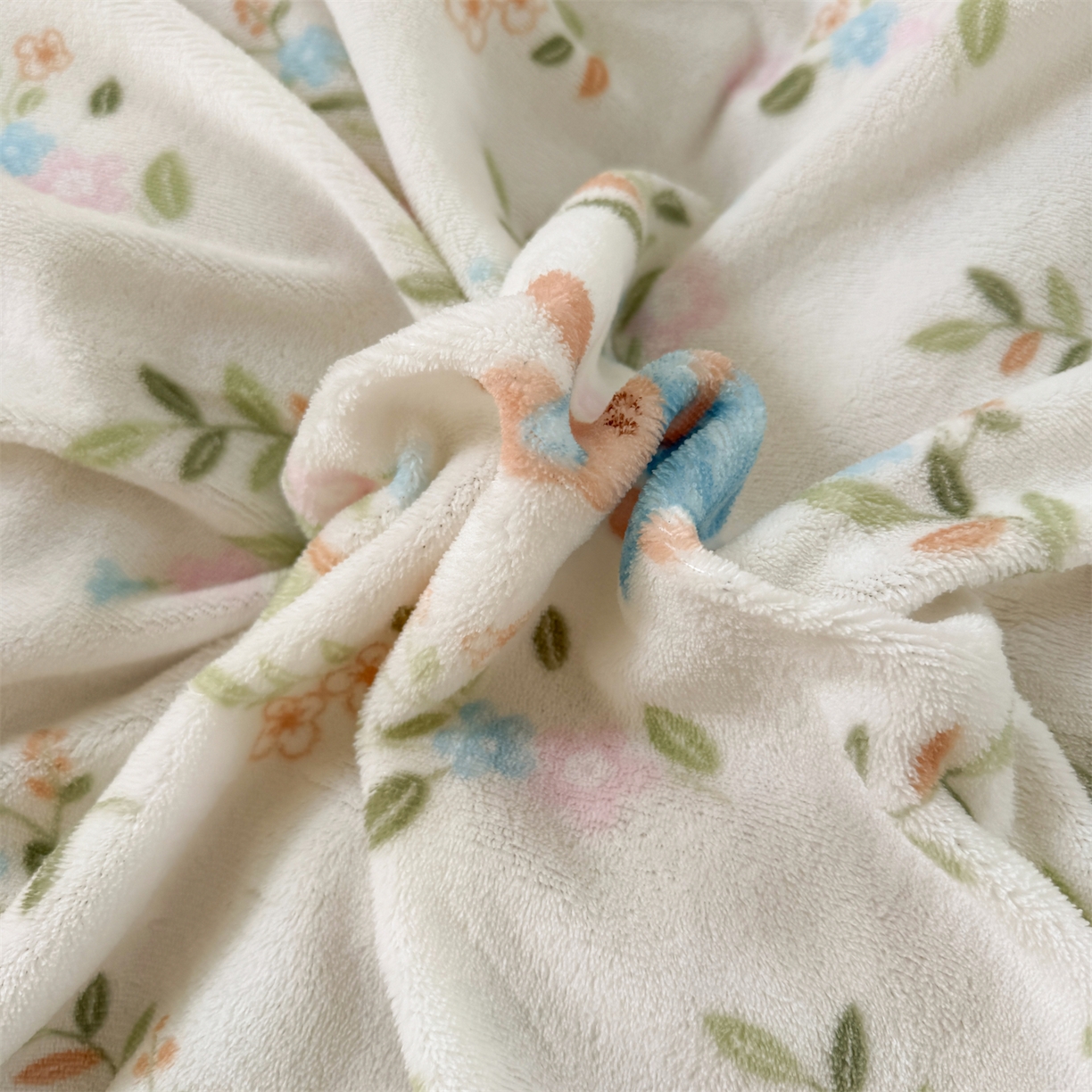 91家纺网 家纺一手货源 找家纺 艾特你 2025新款小清新高克重加厚牛奶绒印花四件套--风格二小窝图 秘密花园