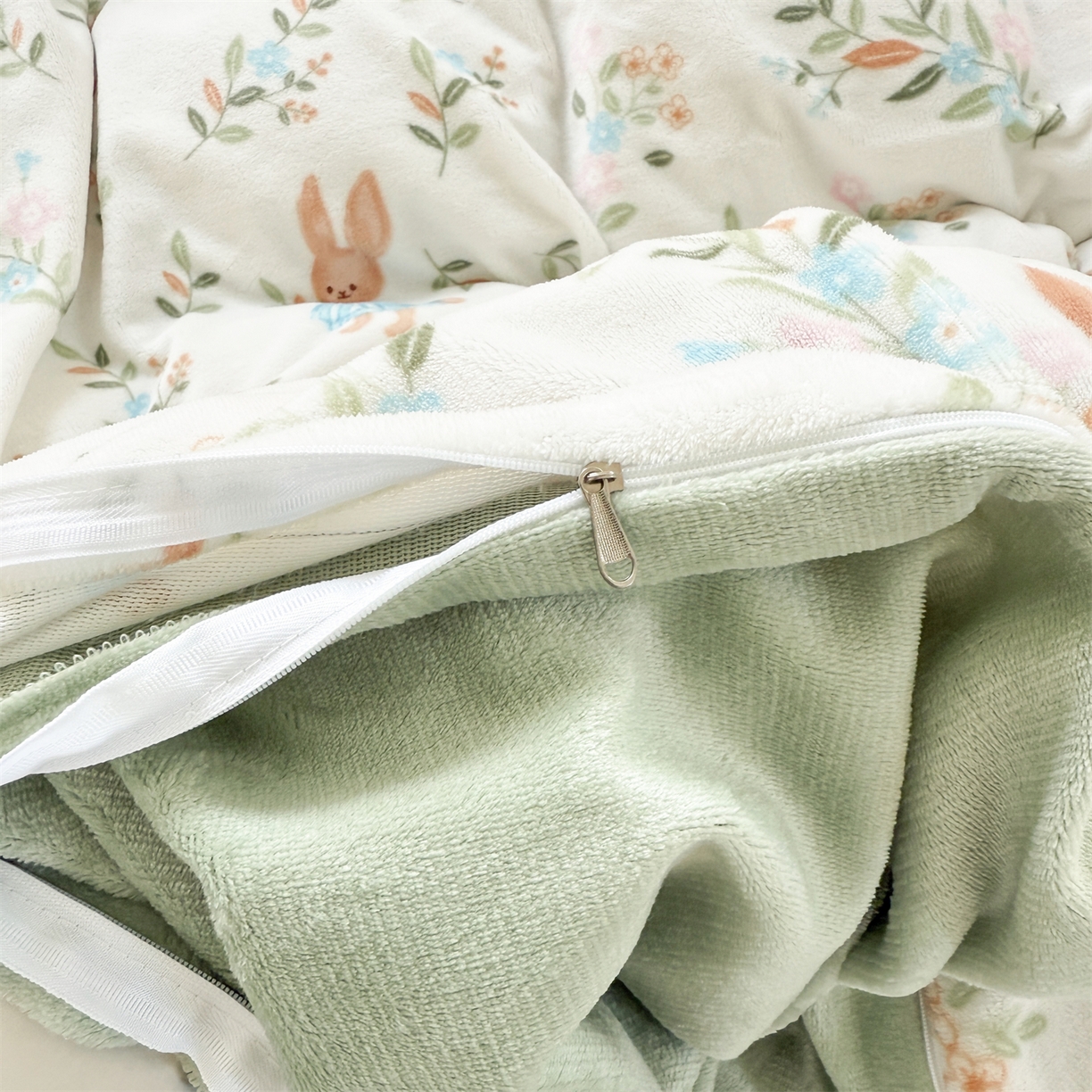 91家纺网 家纺一手货源 找家纺 艾特你 2025新款小清新高克重加厚牛奶绒印花四件套--风格二小窝图 秘密花园