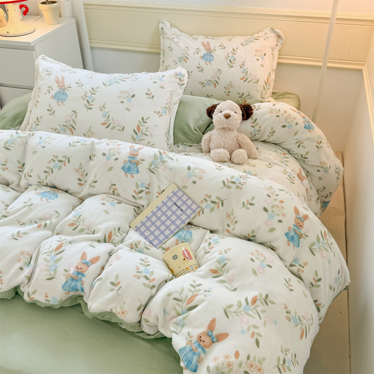 91家纺网 家纺一手货源 找家纺 艾特你 2025新款小清新高克重加厚牛奶绒印花四件套--风格二小窝图 秘密花园