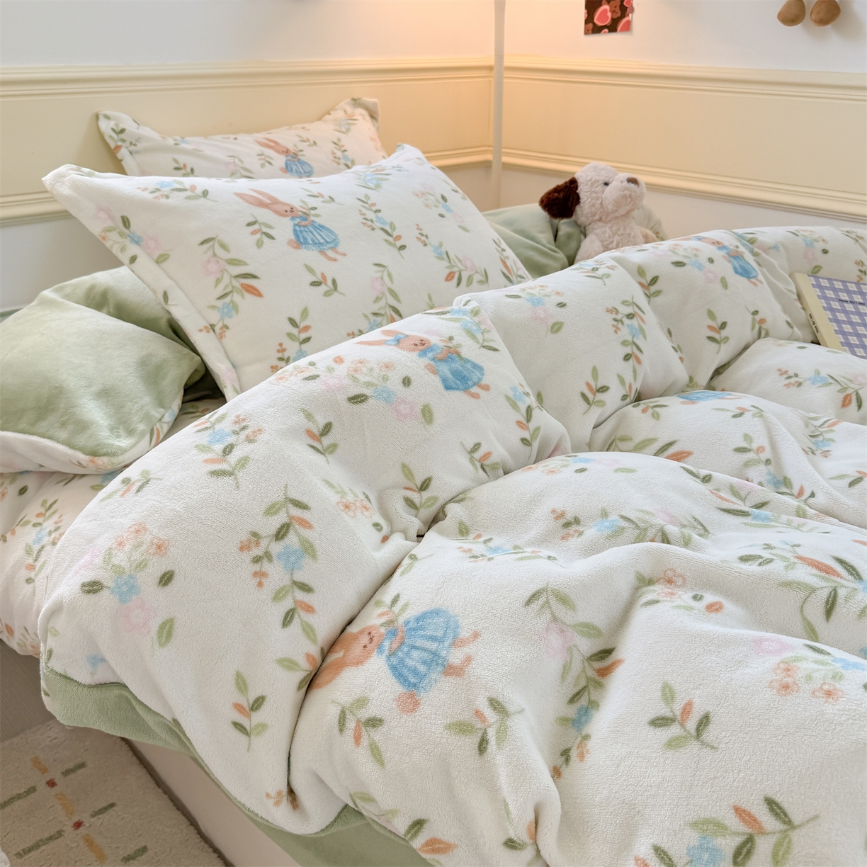 91家纺网 家纺一手货源 找家纺 艾特你 2025新款小清新高克重加厚牛奶绒印花四件套--风格二小窝图 秘密花园