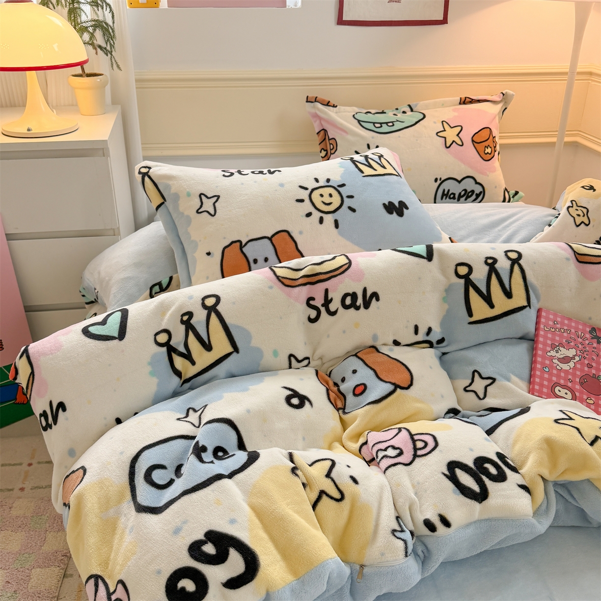 艾特你 2025新款小清新高克重加厚牛奶绒印花四件套--风格二小窝图 七彩乐园