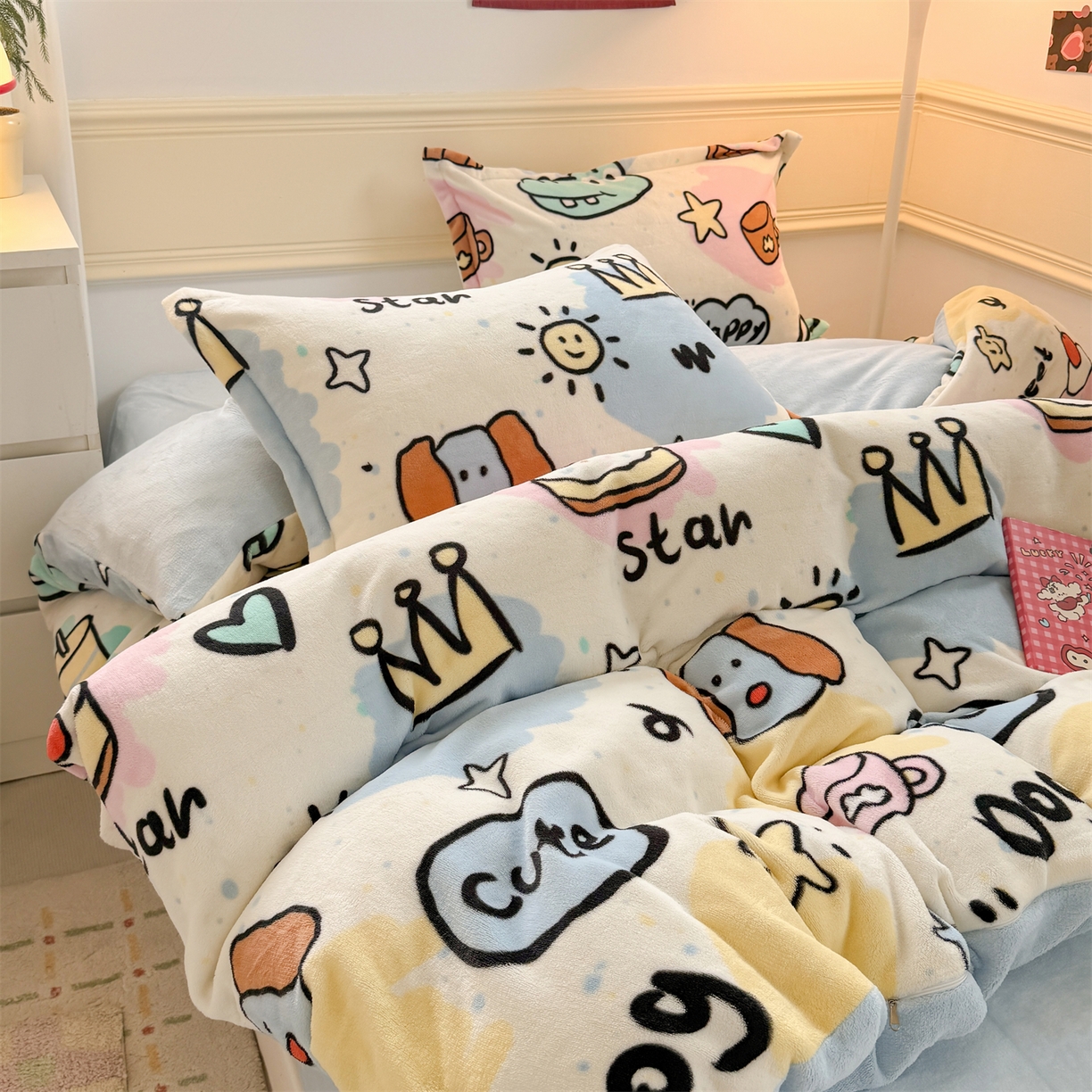 91家纺网 家纺一手货源 找家纺 艾特你 2025新款小清新高克重加厚牛奶绒印花四件套--风格二小窝图 七彩乐园