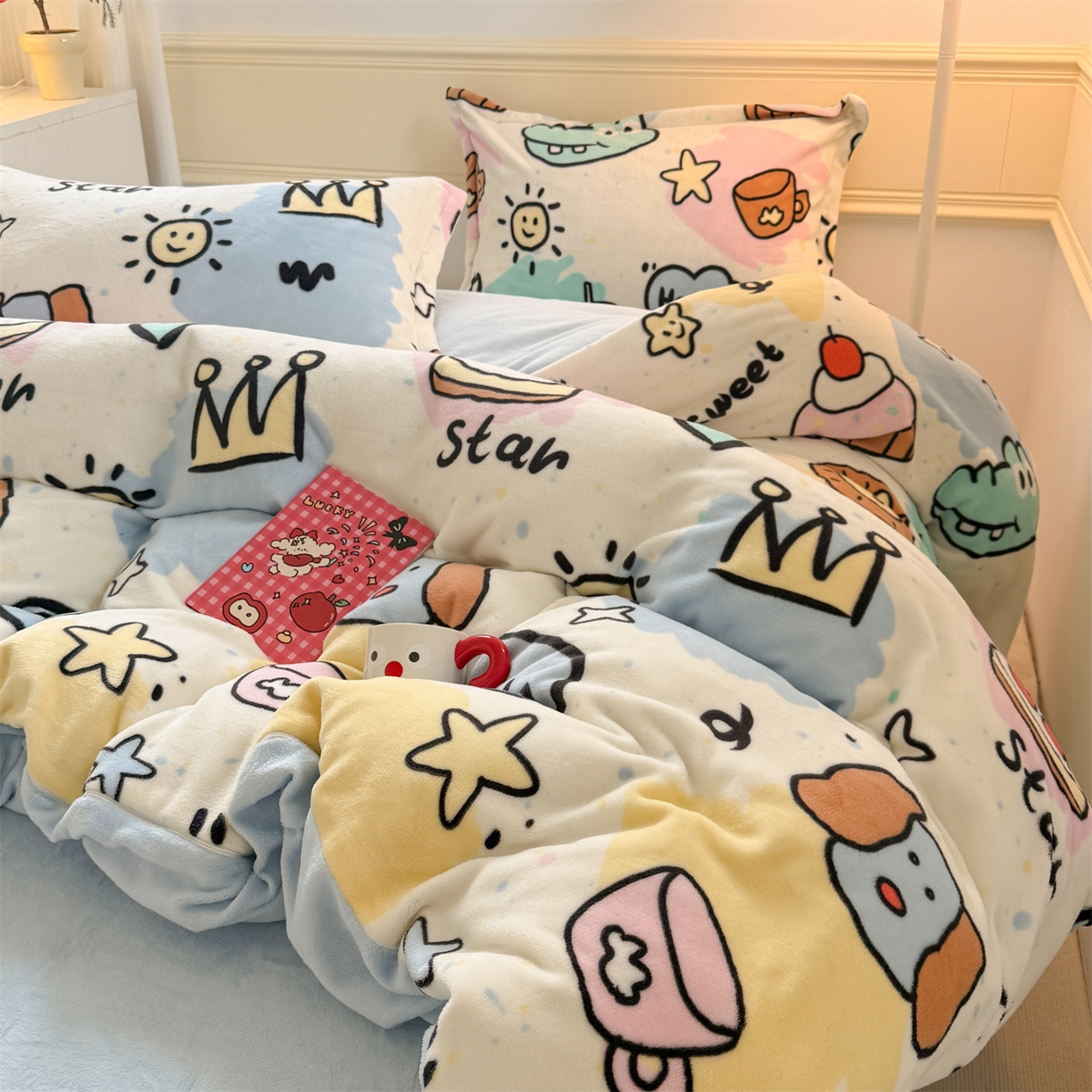 91家纺网 家纺一手货源 找家纺 艾特你 2025新款小清新高克重加厚牛奶绒印花四件套--风格二小窝图 七彩乐园