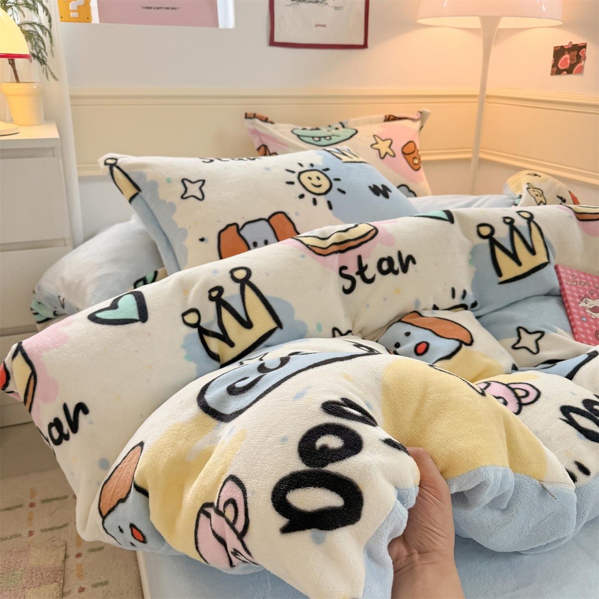 91家纺网 家纺一手货源 找家纺 艾特你 2025新款小清新高克重加厚牛奶绒印花四件套--风格二小窝图 七彩乐园