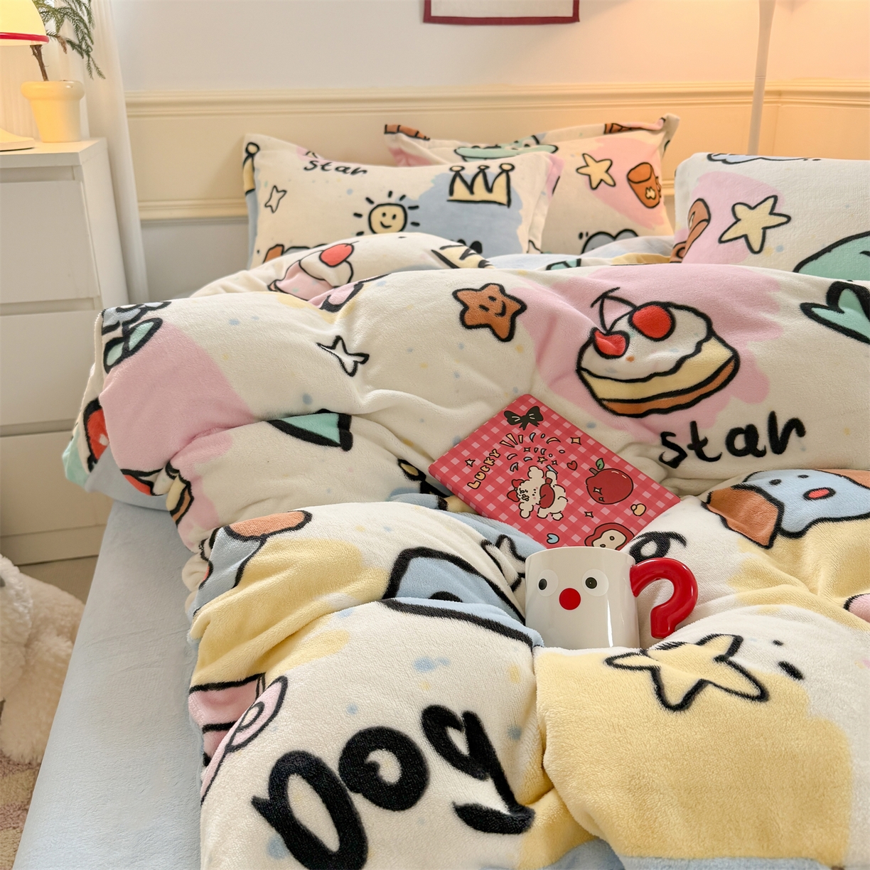 91家纺网 家纺一手货源 找家纺 艾特你 2025新款小清新高克重加厚牛奶绒印花四件套--风格二小窝图 七彩乐园