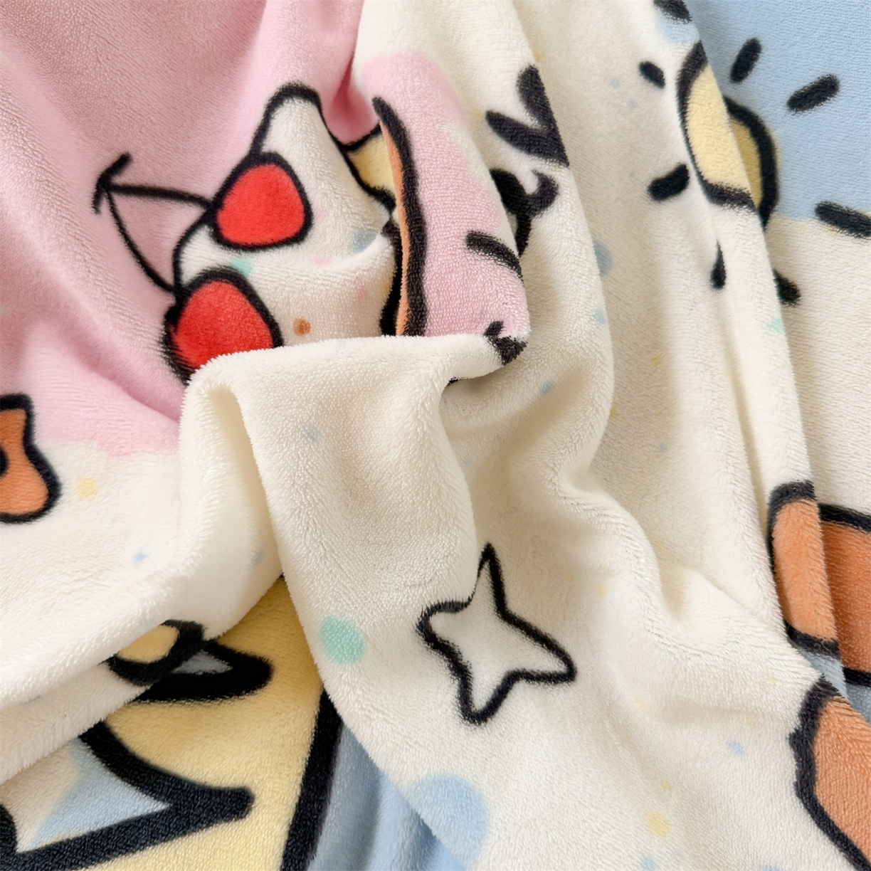 91家纺网 家纺一手货源 找家纺 艾特你 2025新款小清新高克重加厚牛奶绒印花四件套--风格二小窝图 七彩乐园