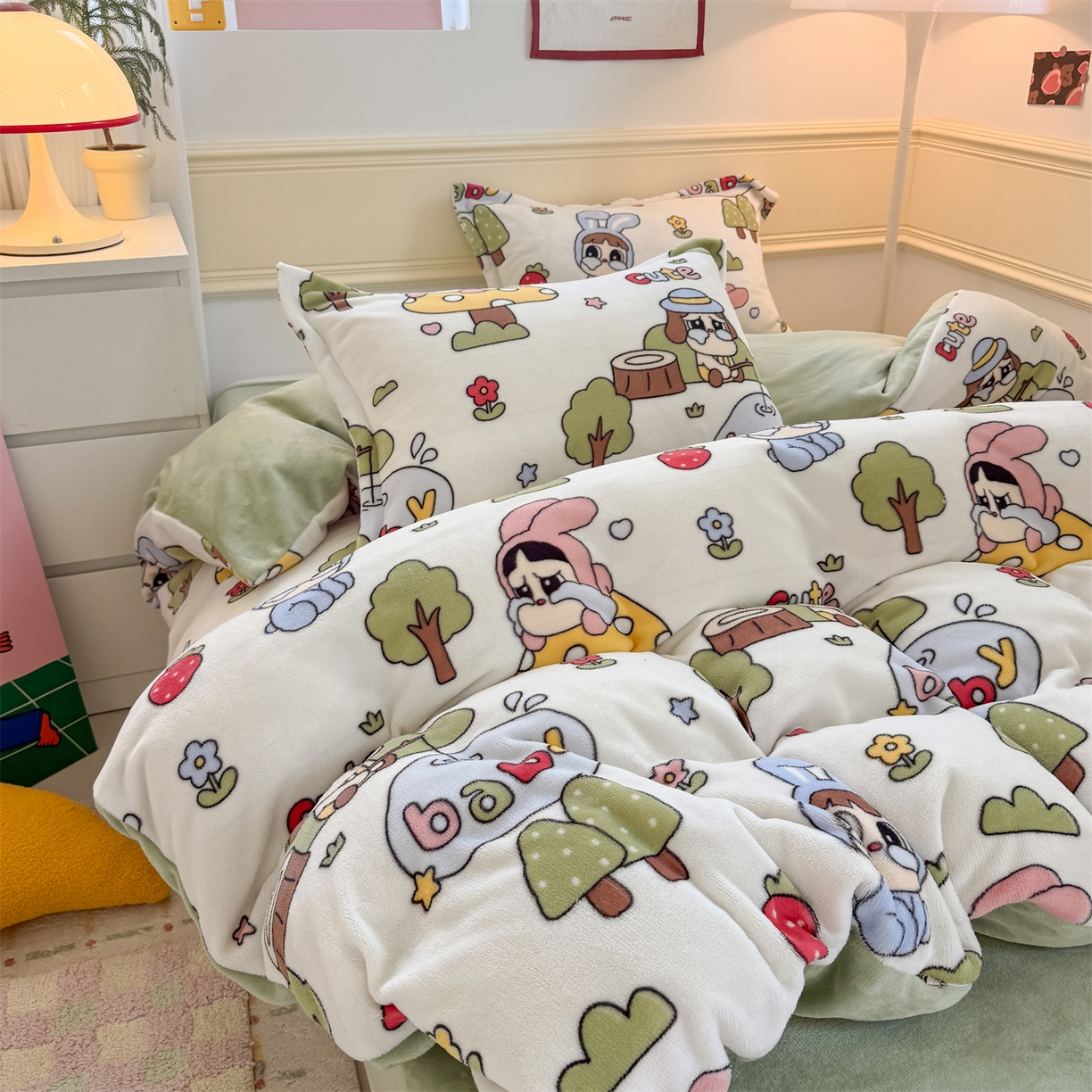 91家纺网 家纺一手货源 找家纺 艾特你 2025新款小清新高克重加厚牛奶绒印花四件套--风格二小窝图 森林小屋