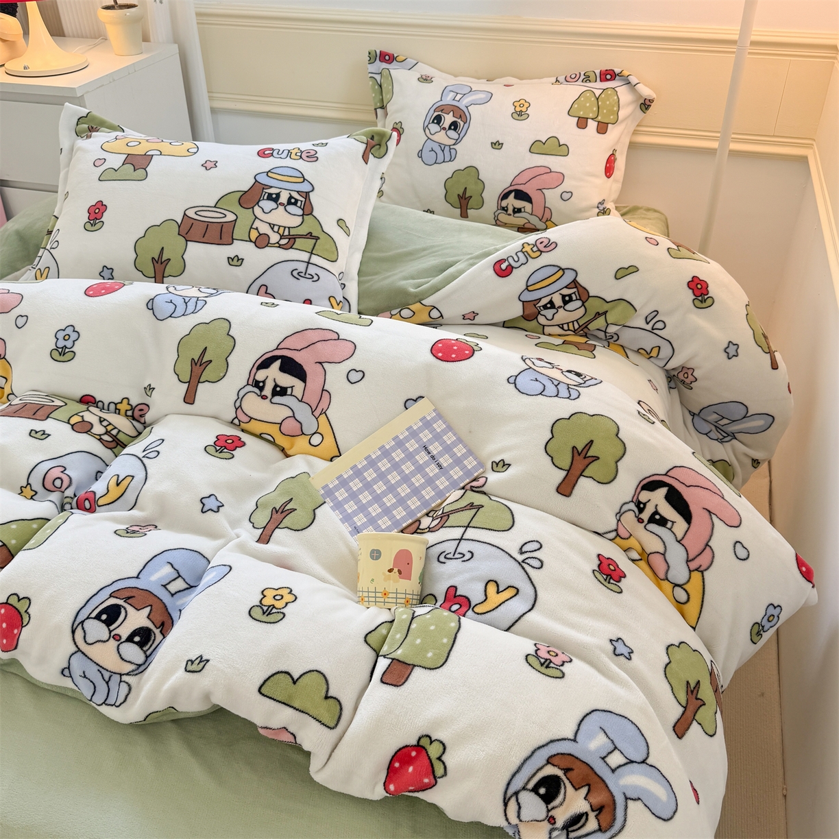 91家纺网 家纺一手货源 找家纺 艾特你 2025新款小清新高克重加厚牛奶绒印花四件套--风格二小窝图 森林小屋