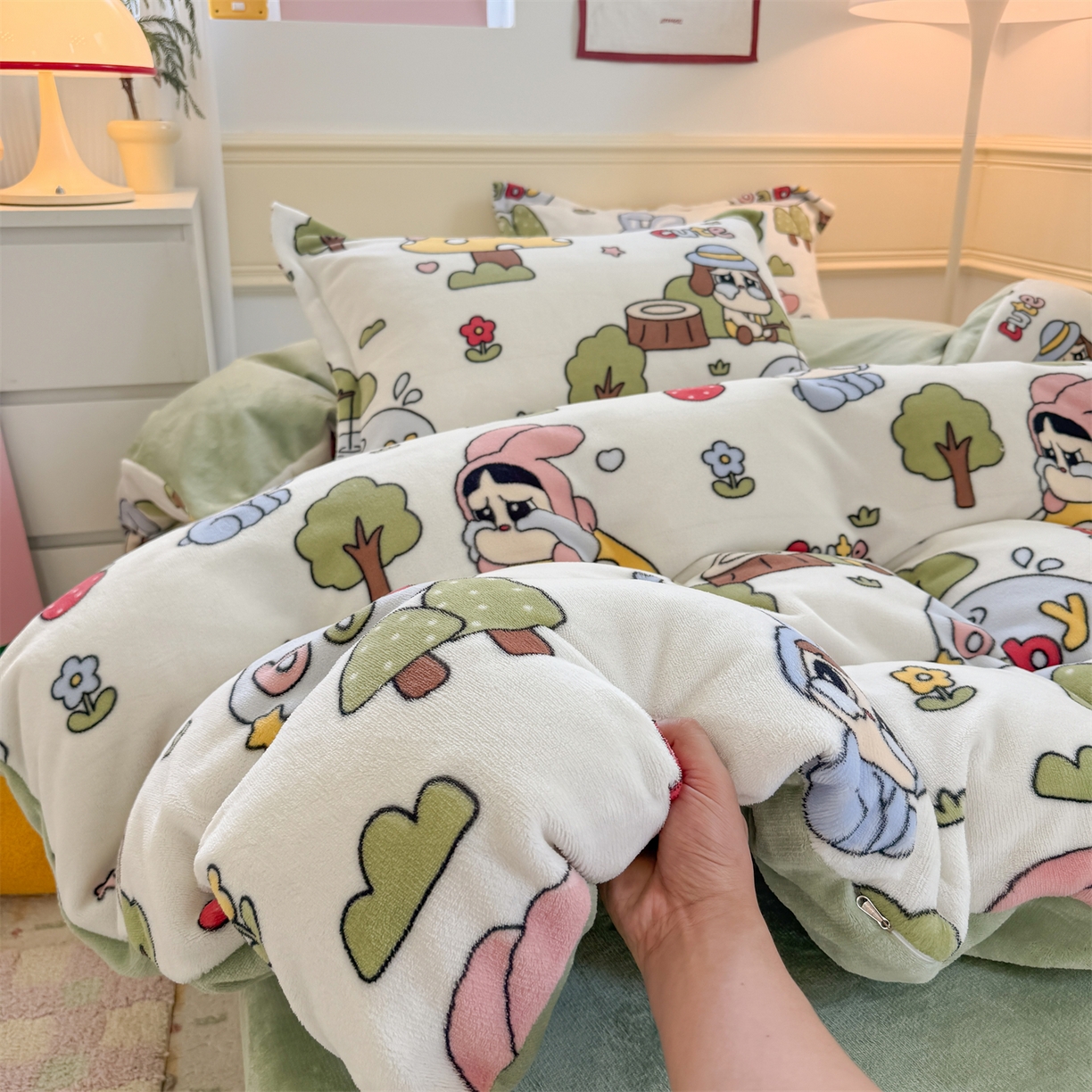 91家纺网 家纺一手货源 找家纺 艾特你 2025新款小清新高克重加厚牛奶绒印花四件套--风格二小窝图 森林小屋