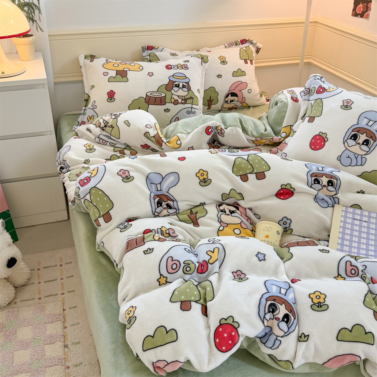 91家纺网 家纺一手货源 找家纺 艾特你 2025新款小清新高克重加厚牛奶绒印花四件套--风格二小窝图 森林小屋