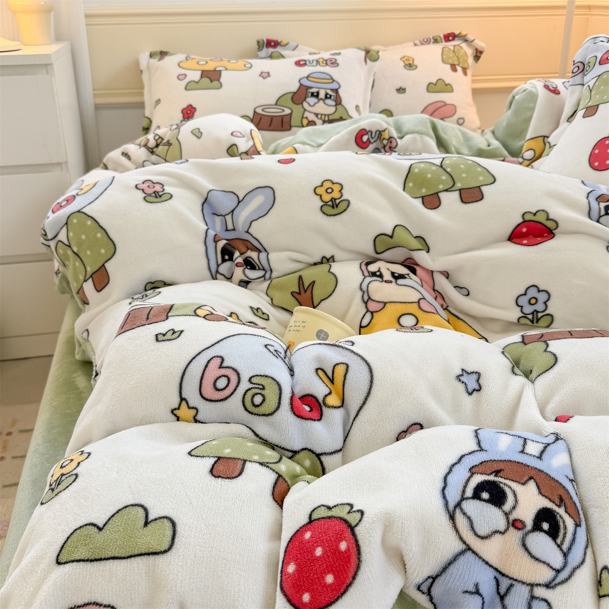 91家纺网 家纺一手货源 找家纺 艾特你 2025新款小清新高克重加厚牛奶绒印花四件套--风格二小窝图 森林小屋