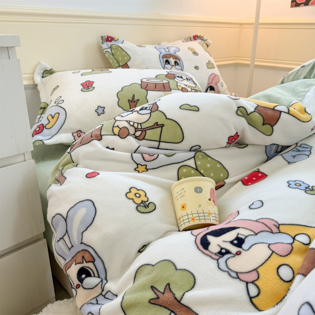 91家纺网 家纺一手货源 找家纺 艾特你 2025新款小清新高克重加厚牛奶绒印花四件套--风格二小窝图 森林小屋