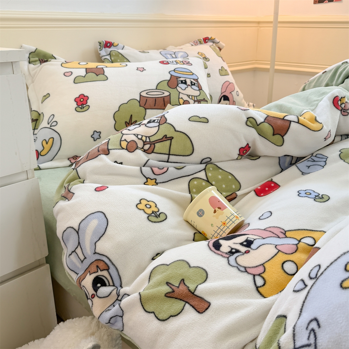 91家纺网 家纺一手货源 找家纺 艾特你 2025新款小清新高克重加厚牛奶绒印花四件套--风格二小窝图 森林小屋