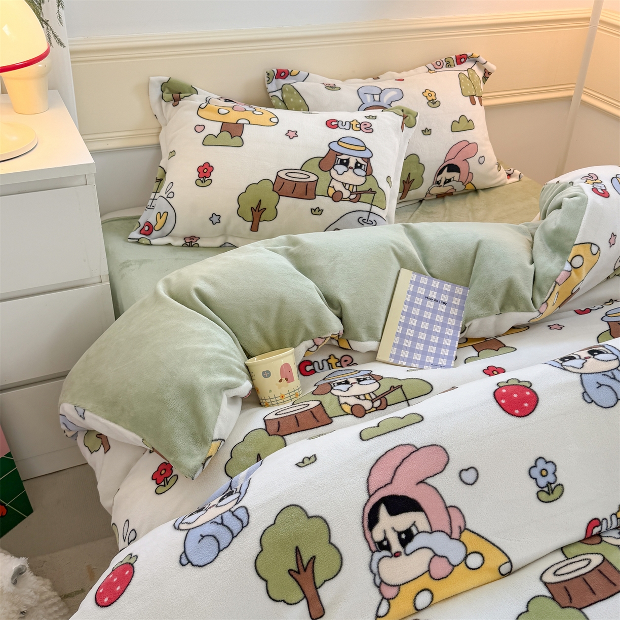 91家纺网 家纺一手货源 找家纺 艾特你 2025新款小清新高克重加厚牛奶绒印花四件套--风格二小窝图 森林小屋