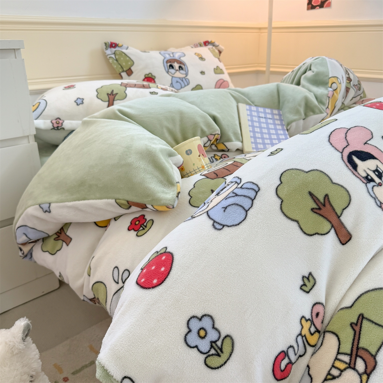 91家纺网 家纺一手货源 找家纺 艾特你 2025新款小清新高克重加厚牛奶绒印花四件套--风格二小窝图 森林小屋