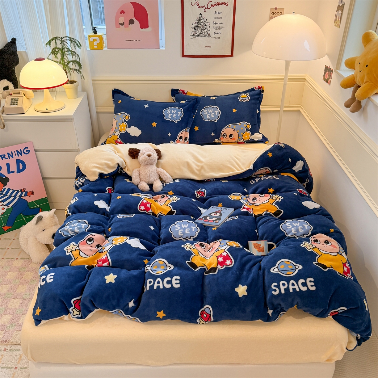 91家纺网 家纺一手货源 找家纺 艾特你 2025新款小清新高克重加厚牛奶绒印花四件套--风格二小窝图 太空宝宝