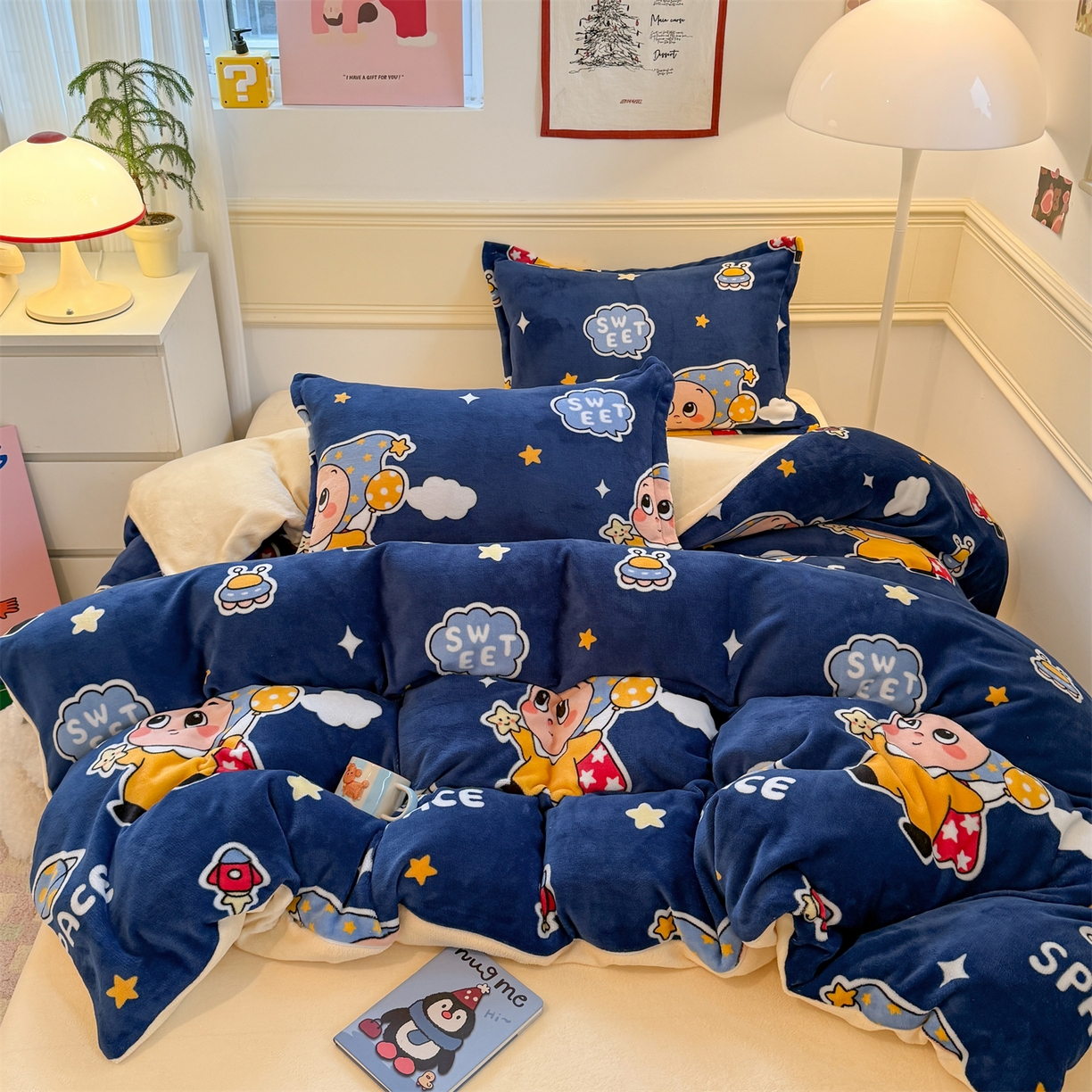 91家纺网 家纺一手货源 找家纺 艾特你 2025新款小清新高克重加厚牛奶绒印花四件套--风格二小窝图 太空宝宝
