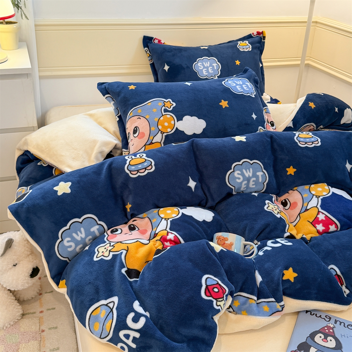 91家纺网 家纺一手货源 找家纺 艾特你 2025新款小清新高克重加厚牛奶绒印花四件套--风格二小窝图 太空宝宝