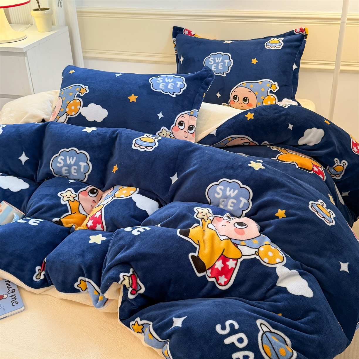 91家纺网 家纺一手货源 找家纺 艾特你 2025新款小清新高克重加厚牛奶绒印花四件套--风格二小窝图 太空宝宝