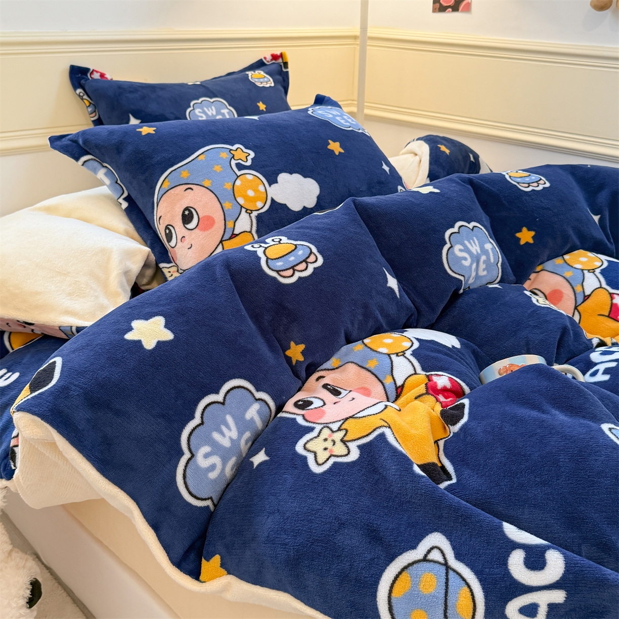 91家纺网 家纺一手货源 找家纺 艾特你 2025新款小清新高克重加厚牛奶绒印花四件套--风格二小窝图 太空宝宝