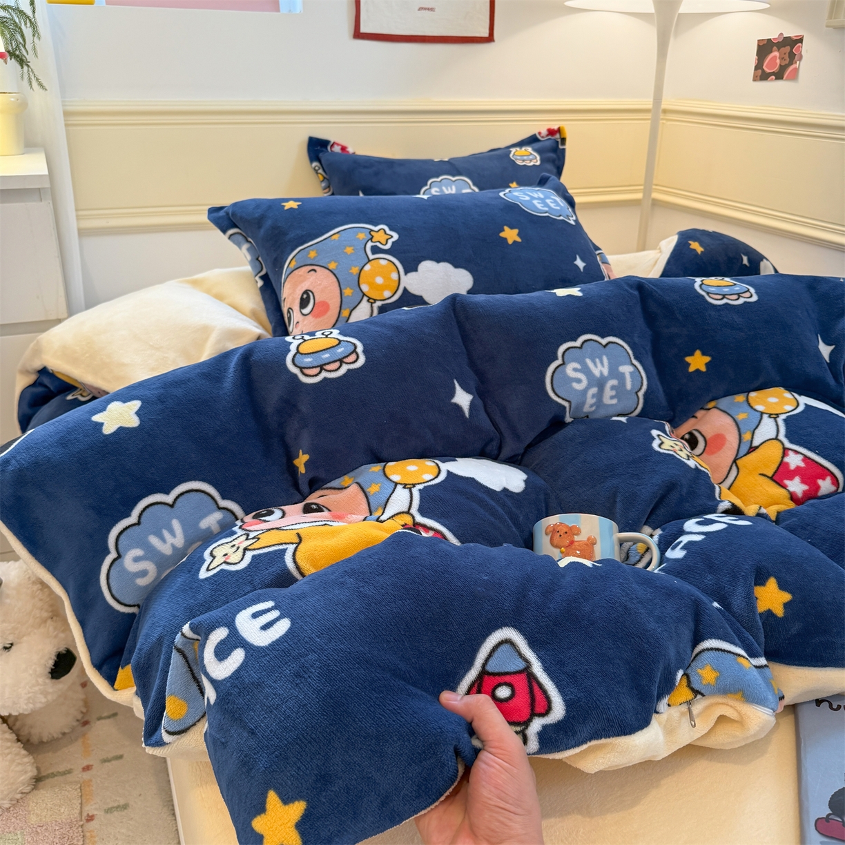 91家纺网 家纺一手货源 找家纺 艾特你 2025新款小清新高克重加厚牛奶绒印花四件套--风格二小窝图 太空宝宝