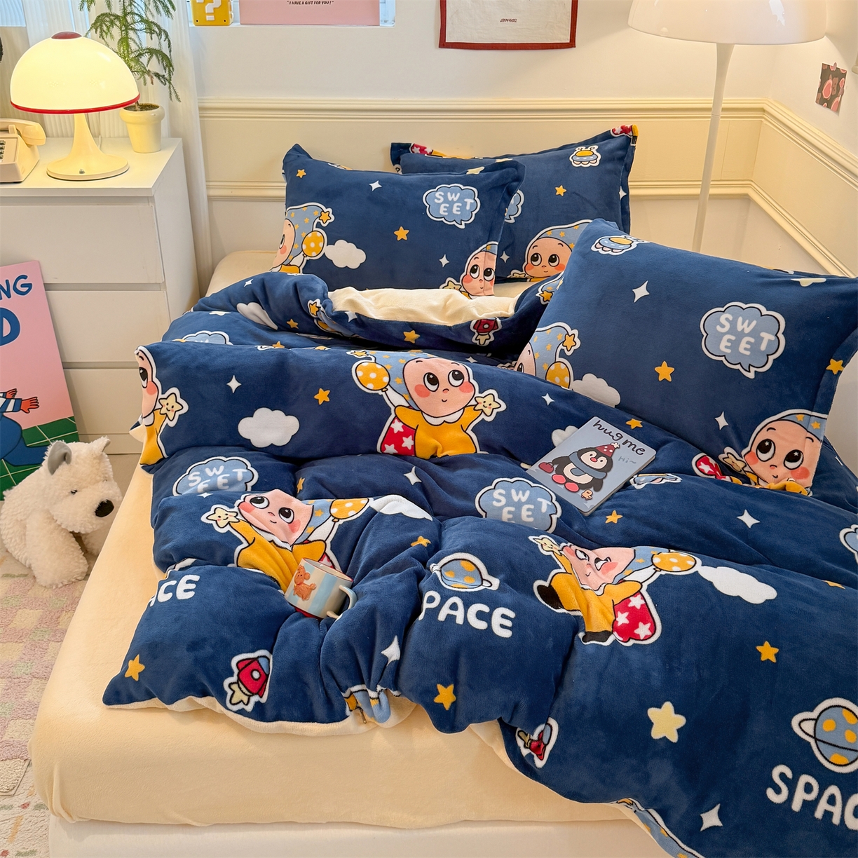 91家纺网 家纺一手货源 找家纺 艾特你 2025新款小清新高克重加厚牛奶绒印花四件套--风格二小窝图 太空宝宝