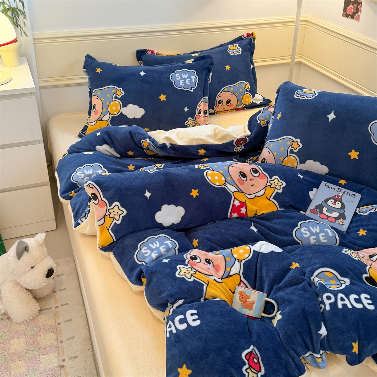 91家纺网 家纺一手货源 找家纺 艾特你 2025新款小清新高克重加厚牛奶绒印花四件套--风格二小窝图 太空宝宝