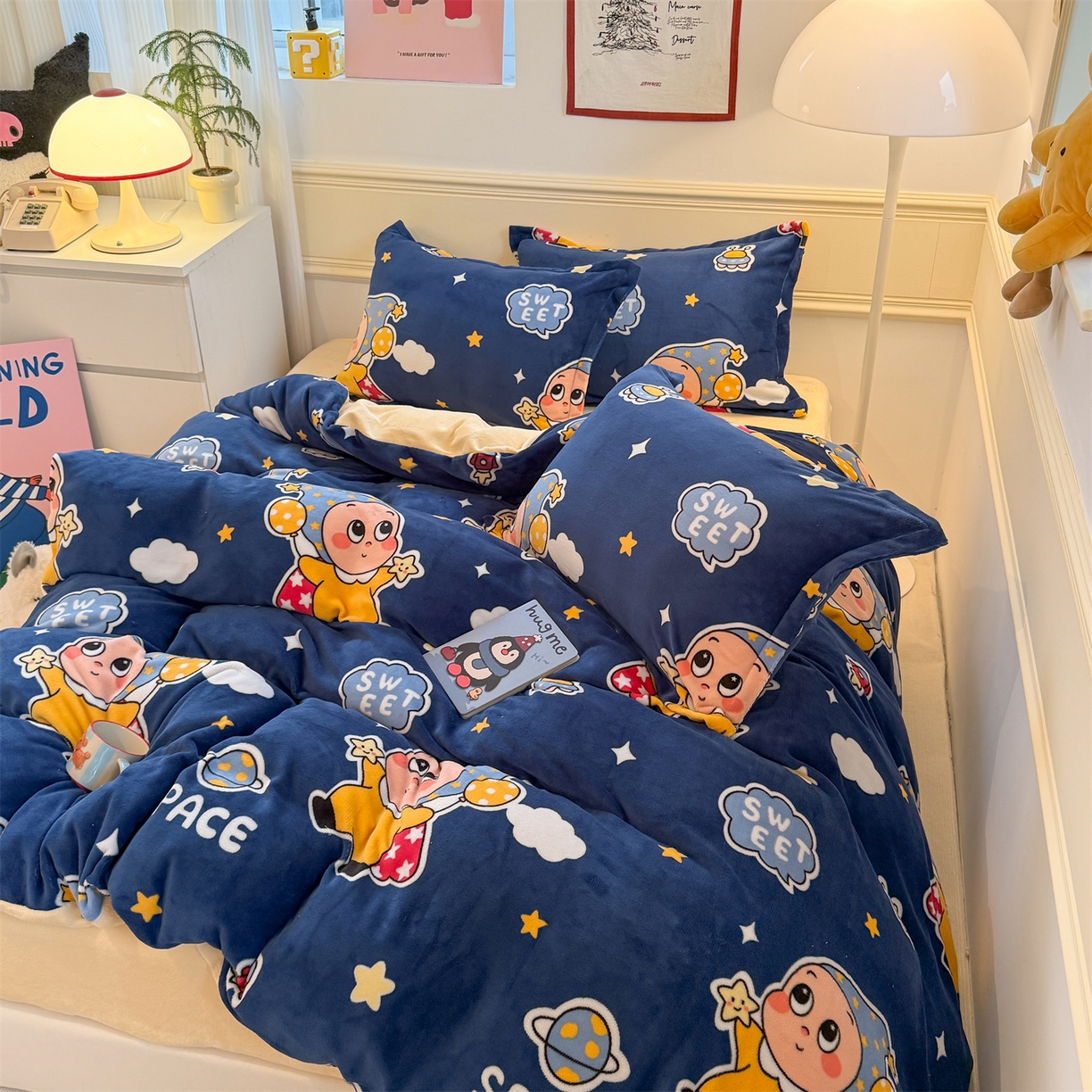 91家纺网 家纺一手货源 找家纺 艾特你 2025新款小清新高克重加厚牛奶绒印花四件套--风格二小窝图 太空宝宝