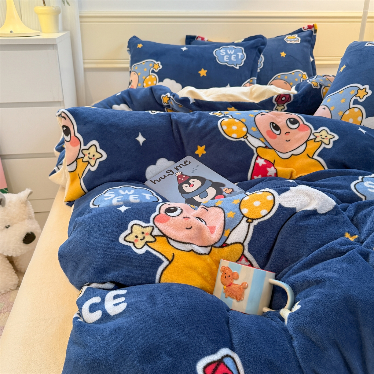 91家纺网 家纺一手货源 找家纺 艾特你 2025新款小清新高克重加厚牛奶绒印花四件套--风格二小窝图 太空宝宝